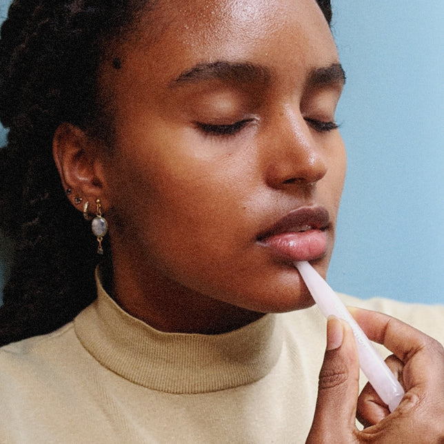 What is acupressure, the manual technique that enhances the face?