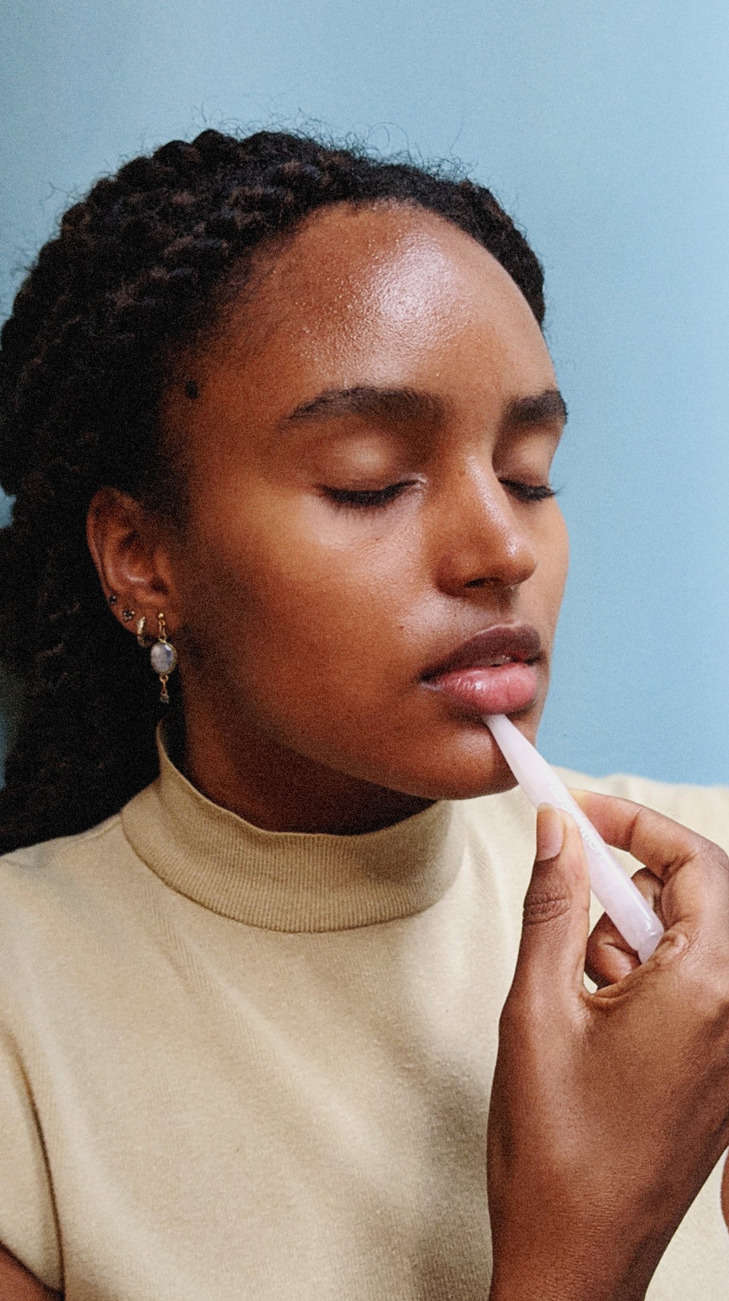 Qu’est-ce que l’acupression, ce geste manuel qui sublime le visage ?