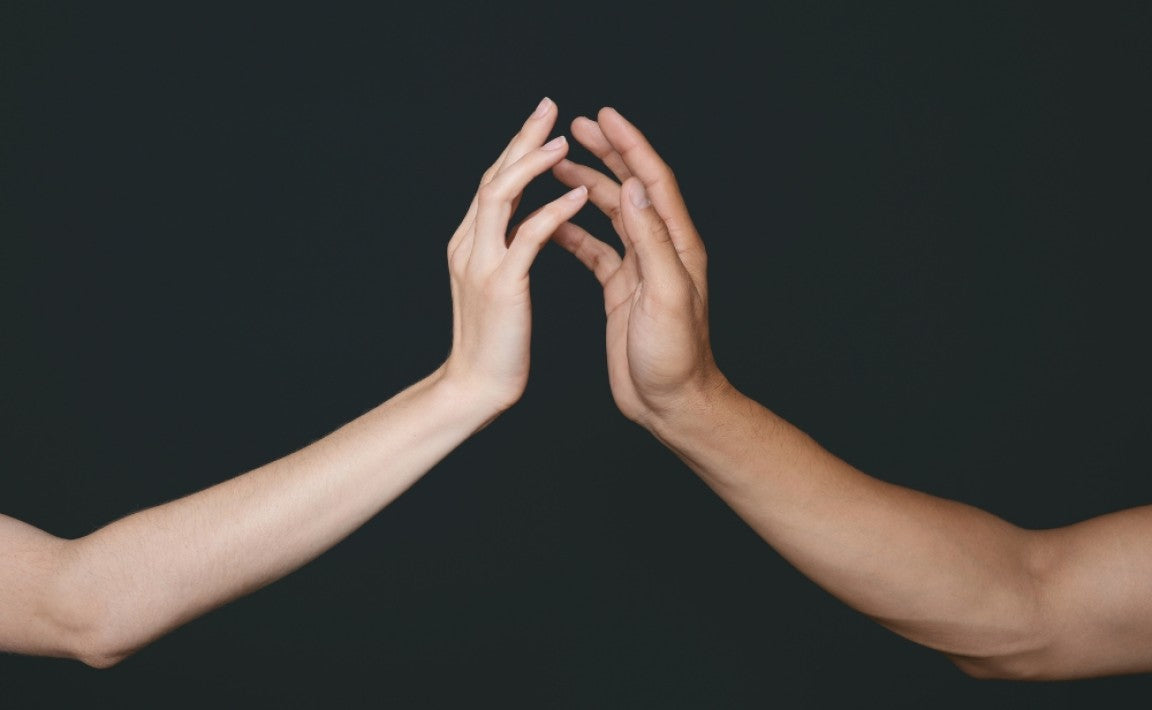 Gommage du corps : quelle gestuelle privilégier pour ne pas abîmer sa peau ?