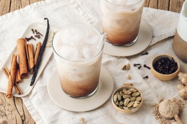 Astragalus Iced Chai latte recipe by Eva Gaillot @thefrenchcoconut