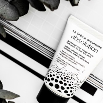Gommage et peau grasse font-ils bon ménage ?